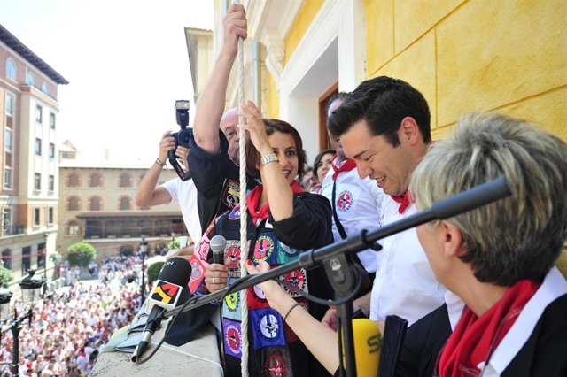 La alcaldesa Emma Buj tocando el Campanico.