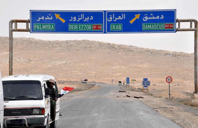 Carretera que lleva hasta la ciudad siria de Palmira