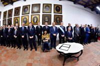 Macri firma una proclamación de independencia simbólica para conmemorar el bicentenario