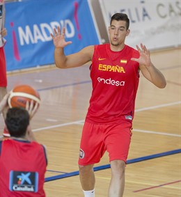 Willy Hernangómez en el entrenamiento de la selección