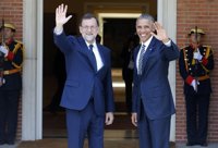 Rajoy recibe a Obama en la puerta del Palacio de la Moncloa y posan sonrientes ante las cámaras