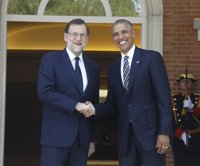 Rajoy regala a Obama un jamón y el presidente de EEUU le agasaja con un caja de cristal con el escudo americano