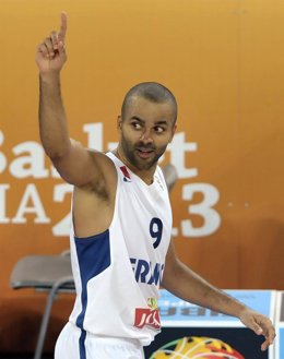 Tony Parker celebra la victoria ante Lituania