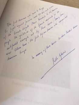 Dedicatoria manuscrita de Pablo Iglesias en el libro que ha regalado a Obama