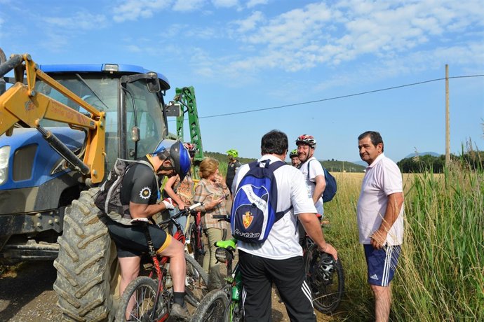 Soro recorre un tramo del Camino de Santiago en bicicleta.
