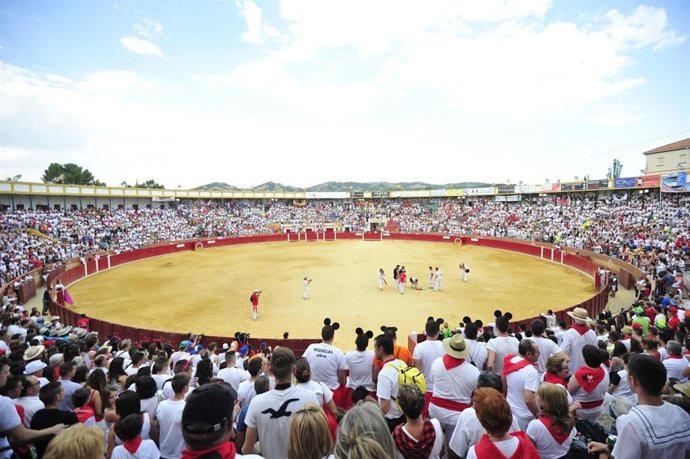 Minuto de silencio en la plaza de Toros de Teruel.