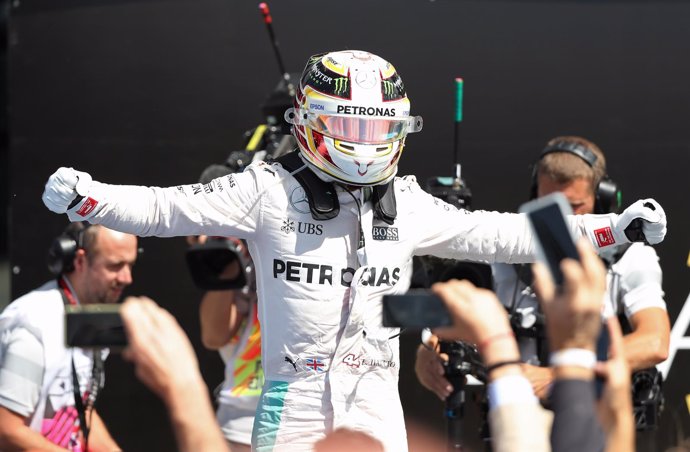 Hamilton celebra su victoria en Silverstone