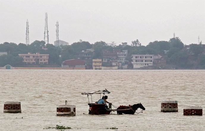 Inundaciones por el desbordamiento del río Ganga en Allahabad (India)