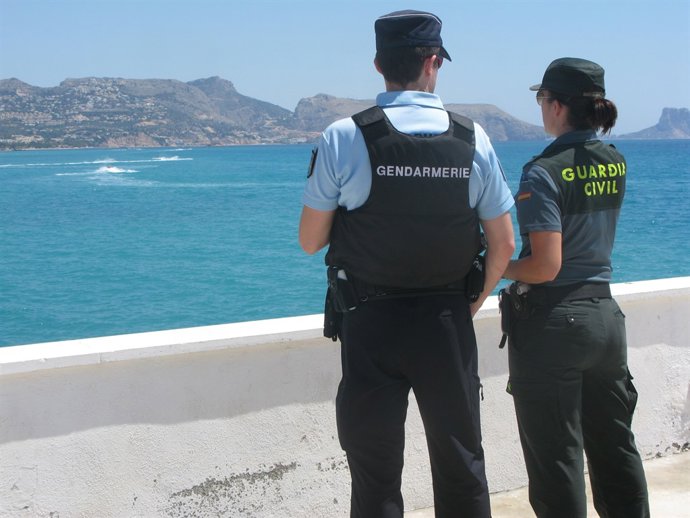 Dos agentes en labores de vigilancia en Altea