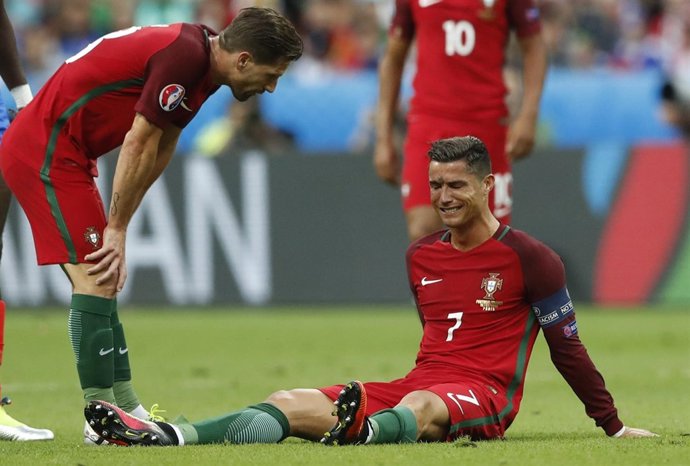 Cristiano, lesionado, abandona la final entre lágrimas