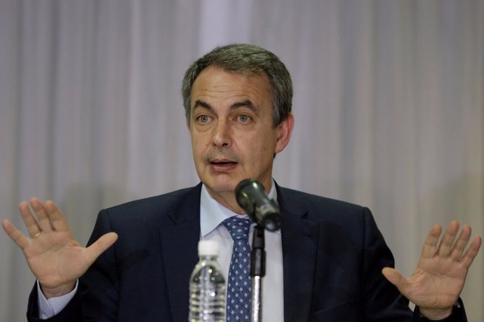 Zapatero durante una conferencia en Caracas en mayo