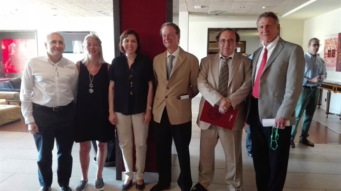 La consejera de Sanidad, Encarna Guillén (3i), tras la presentación 