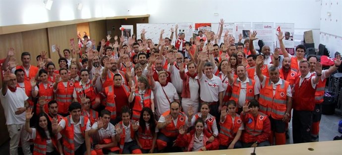Barkos y Domínguez con el dispositivo de Cruz Roja.