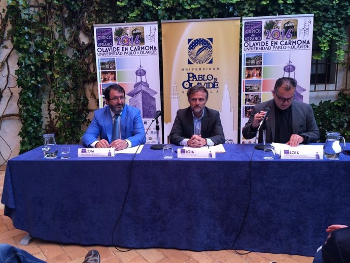 El consejero de Medio Ambiente, en el centro, en los cursos de verano de la UPO