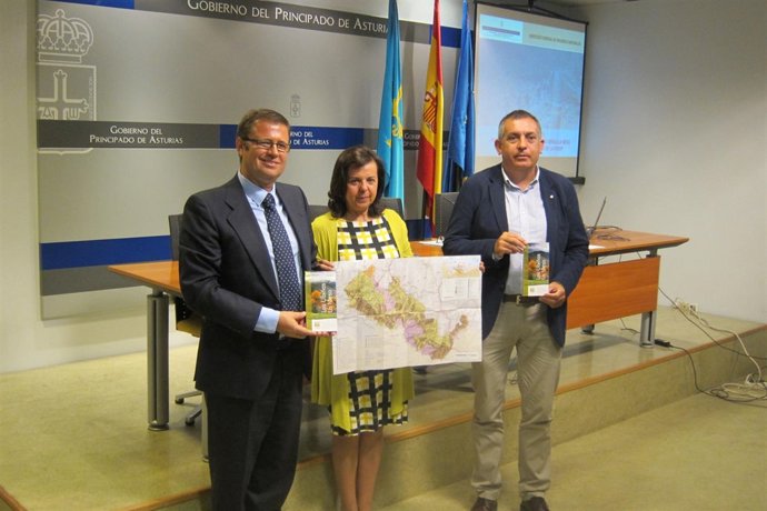 Álvarez, Nievas y Calv con el nuevo mapa del parque de Ubiñas. 
