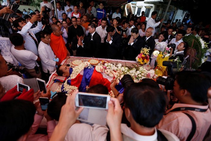El cuerpo de Kem Ley, activista opositor camboyano, durante el funeral.