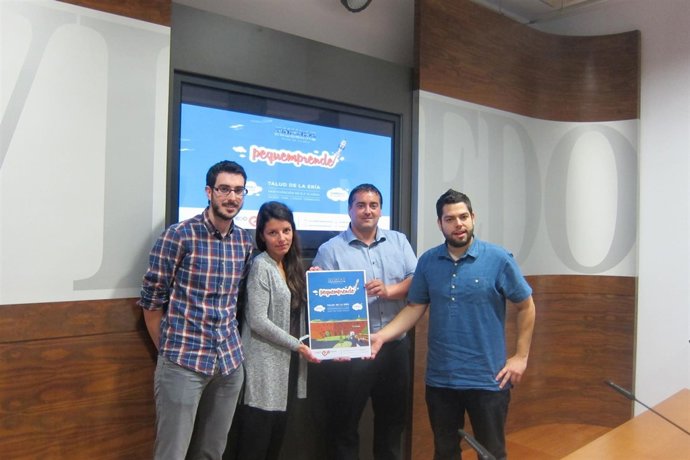 Rosón con los organizadores de 'Pequeemprende'
