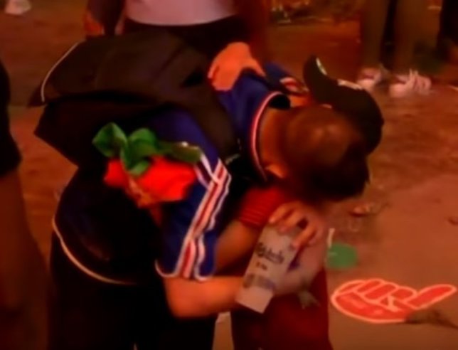 Un niño portugués consuela a un aficionado francés tras perder la Eurocopa
