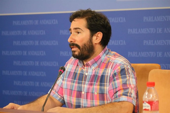 El diputado de Podemos David Moscoso en rueda de prensa en el Parlamento andaluz