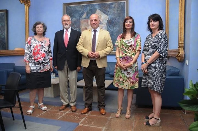 Antonio Ruiz y Felisa Cañete (centro) durante el encuentro con Unicef