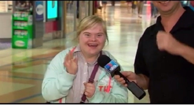 Una mujer con síndrome de down saluda a cámara y arrasa en Facebook