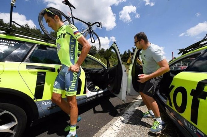 Alberto Contador en el momento de abandonar el Tour