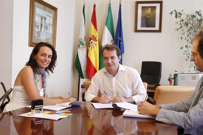 El Ayuntamiento de Mairena firma la adjudicación para el colegio Bob Esponja