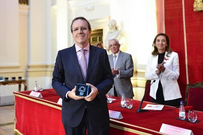 Un investigador del Imibic recibe una ayuda de la Fundación Merck Salud 