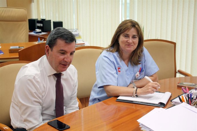 El gerente de Valdecilla y la nueva directora de Enfermería, Nuria Martínez