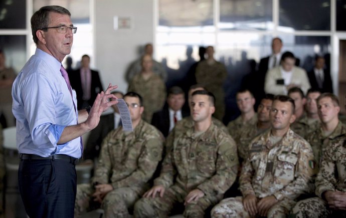 Ashton Carter con las tropas estadounidenses en Irak