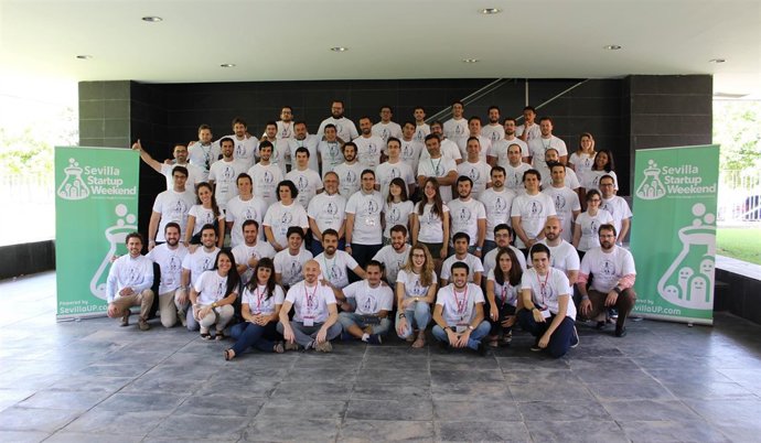 Foto de familia con emprendedores en el Sevilla Startup Weekend