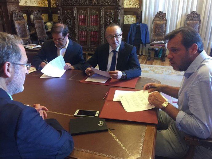 Firma del contrato de obras de urbanización del Camino de Callejuelas