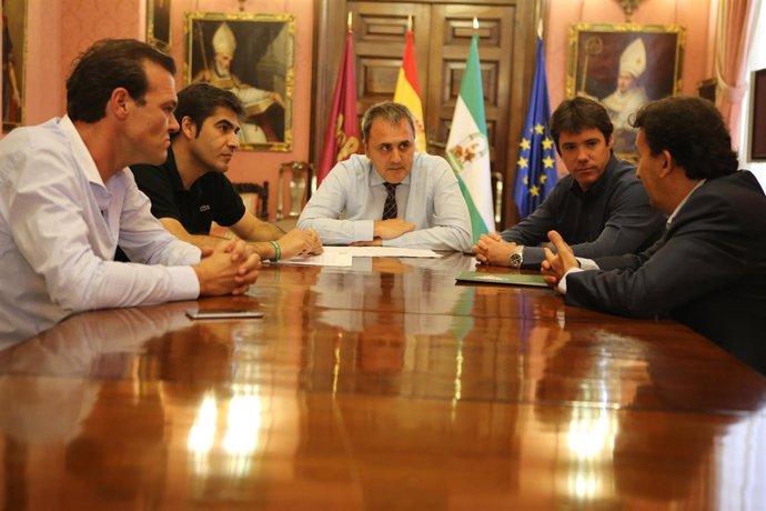 Imagen de la reunión entre Betis y Baloncesto Sevilla.