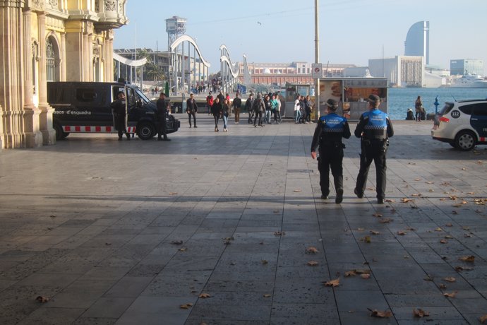 Operativo policial para evitar el 'top manta' en el Puerto de Barcelona