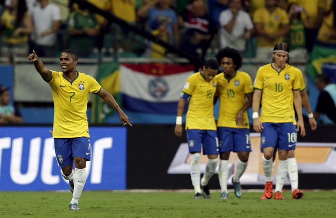 Douglas Costa celebra un gol con Brasil
