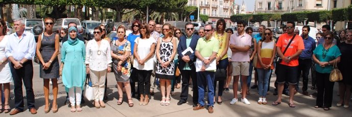 Concentración en repulsa por el crimen machista en Melilla