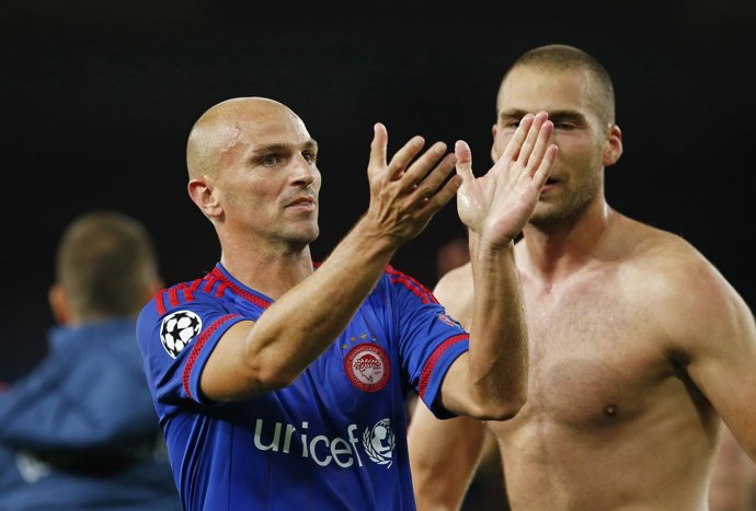  El Centrocampista Esteban Cambiasso Con El Olympiacos