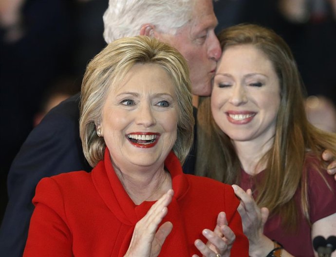 Hillary Clinton junto a su marido, Bill Clinton, y su hija Chelsea