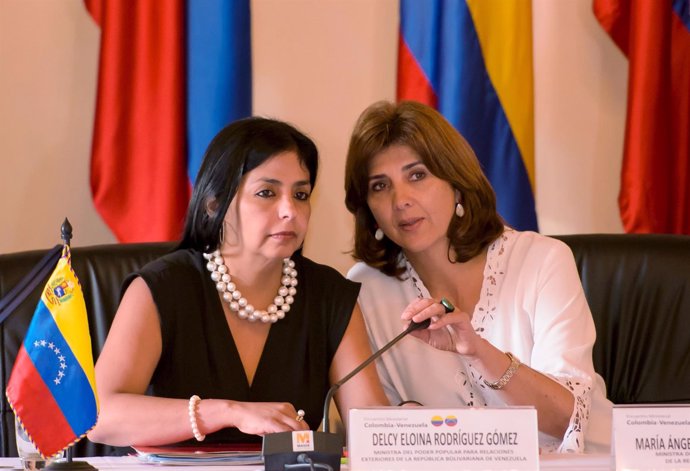 Delcy Rodríguez y María Ángela Holguín en una cumbre bilateral en Cartagena