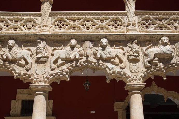 Palacio del Infantado; detalle del patio de los leones