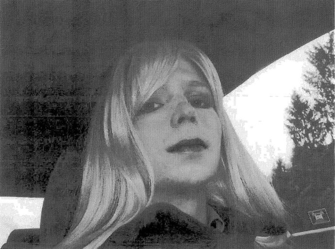 El soldado Bradley Manning con peluca
