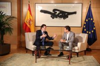 Rajoy se reúne con Rivera en el Congreso para intentar sacar adelante su investidura