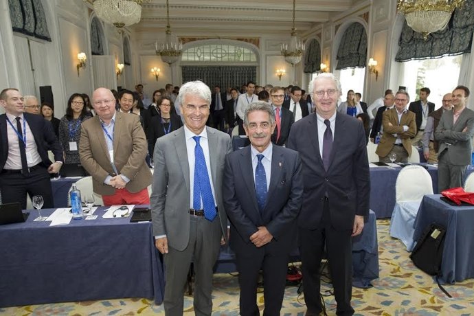 Revilla con directivos de Saint-Gobain