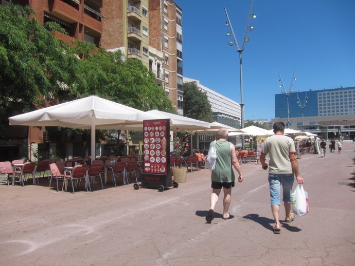 Terrazas en el paseo de Sant Antoni del barrio de Sants de Barcelona