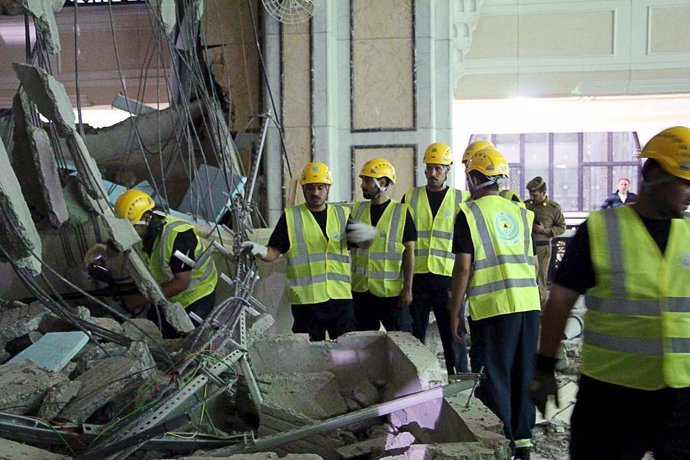 Equipos de emergencia saudíes después de que se cayera una grúa en la Meca.