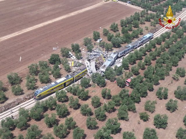 Al menos once muertos en accidente de tren en el sur de Italia
