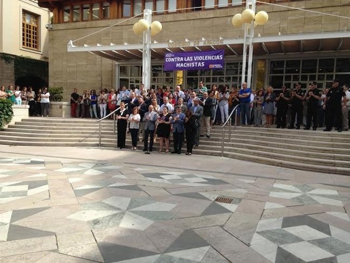 Minuto de silencio en el Gobierno aragonés