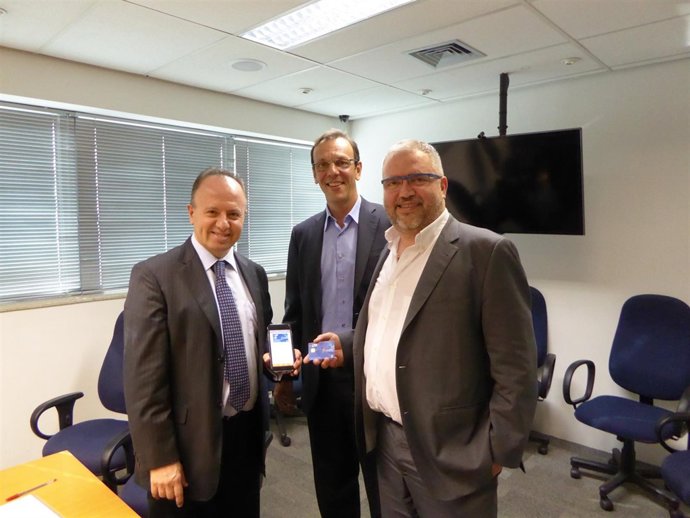 Isaac Khafif, Julio Cosentino, y el CEO de Lleida.Net, Sisco Sapena