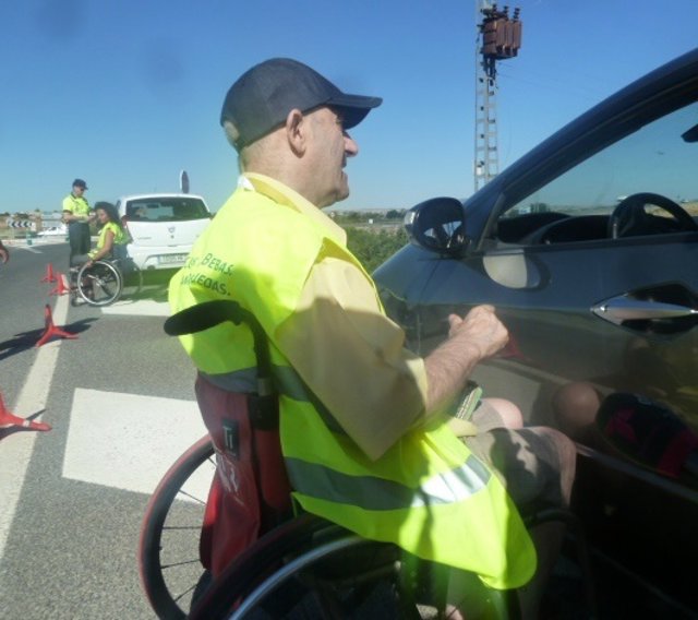 Voluntario de Aspaym colaborando en una campaña de la DGT