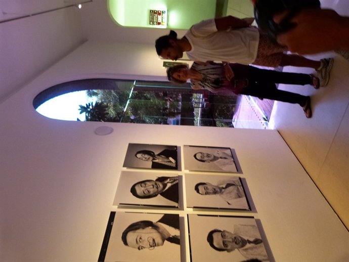 Irene y Oliver Halsman en la exposición Variants de Dali's Mustache